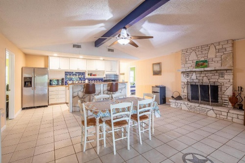 Lakeshore Escape Home image 17